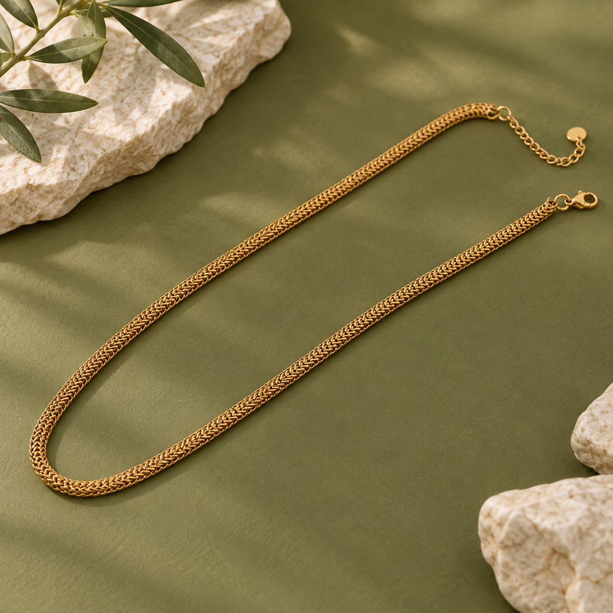 Sorella Collar Kette – halsnahe Goldkette aus Edelstahl, vergoldet, ca. 4 mm stark – Ansicht 3