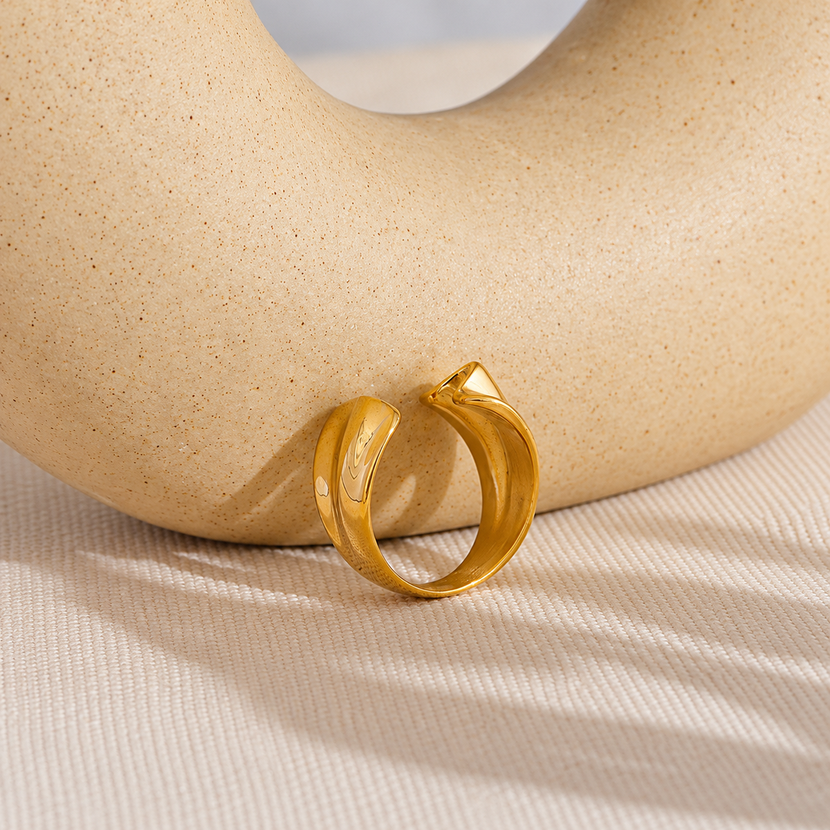 Vela Wave Ring – Ring aus Edelstahl, vergoldet, offene skulpturale Wellenform – Ansicht 3
