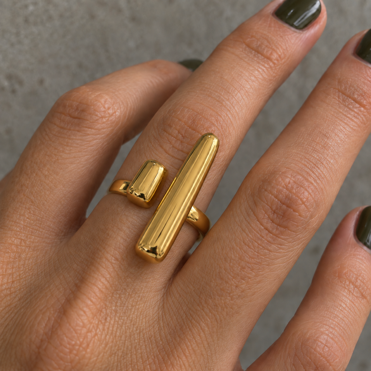 Veyra Ring – verstellbarer Ring aus Edelstahl, vergoldet, längliche skulpturale Form – Ansicht 2